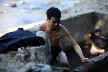 Sơn nữ Thái “tắm tiên”